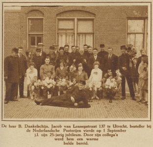 872243 Groepsportret van B. Dankelschijn (Jacob van Lennepstraat 137) te Utrecht, met familie en enkele collega's, bij ...